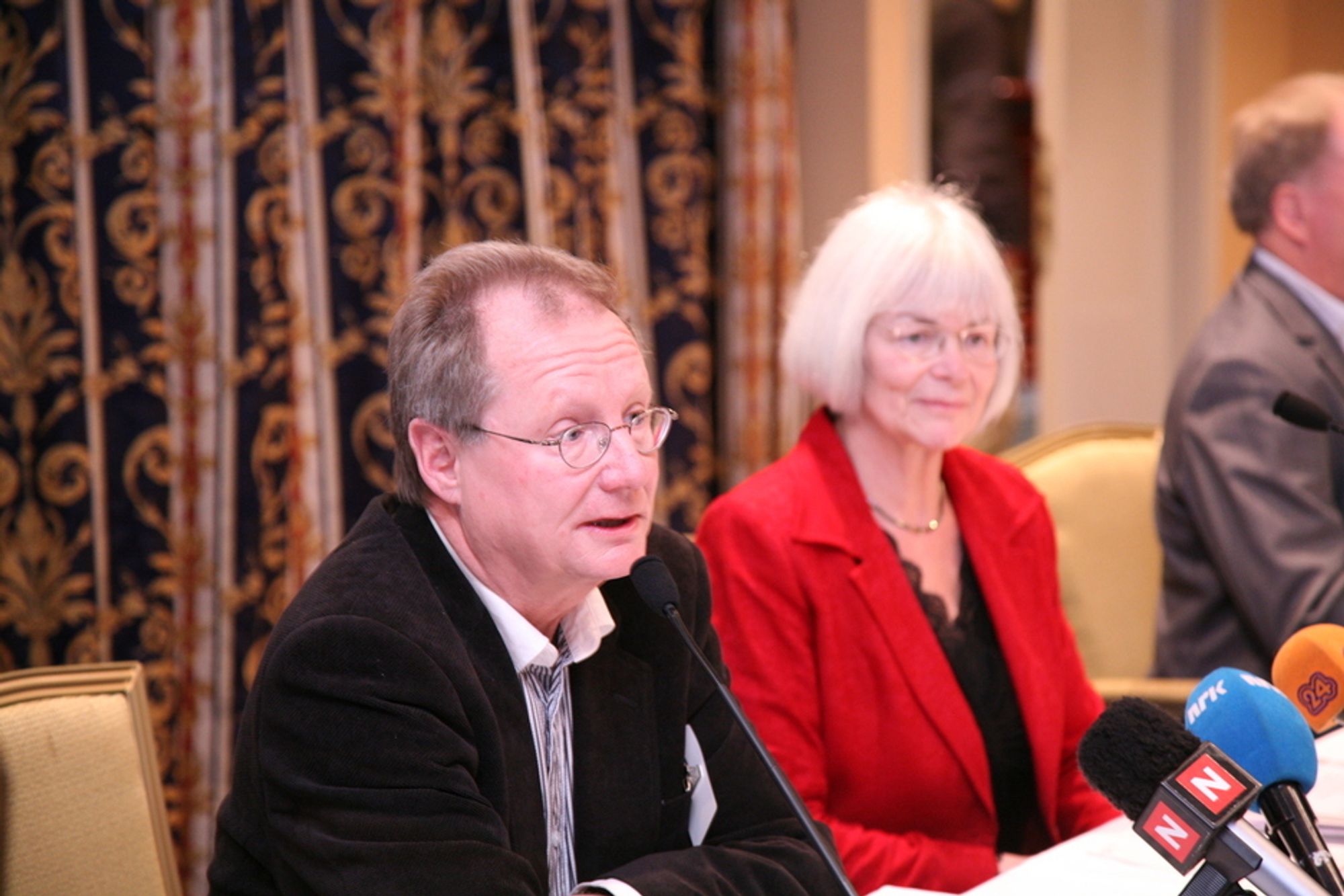 Professor Steinar Stjernø og utdanningsminister Tore Aasland presenterer Stjernø-utvalgets rapport.