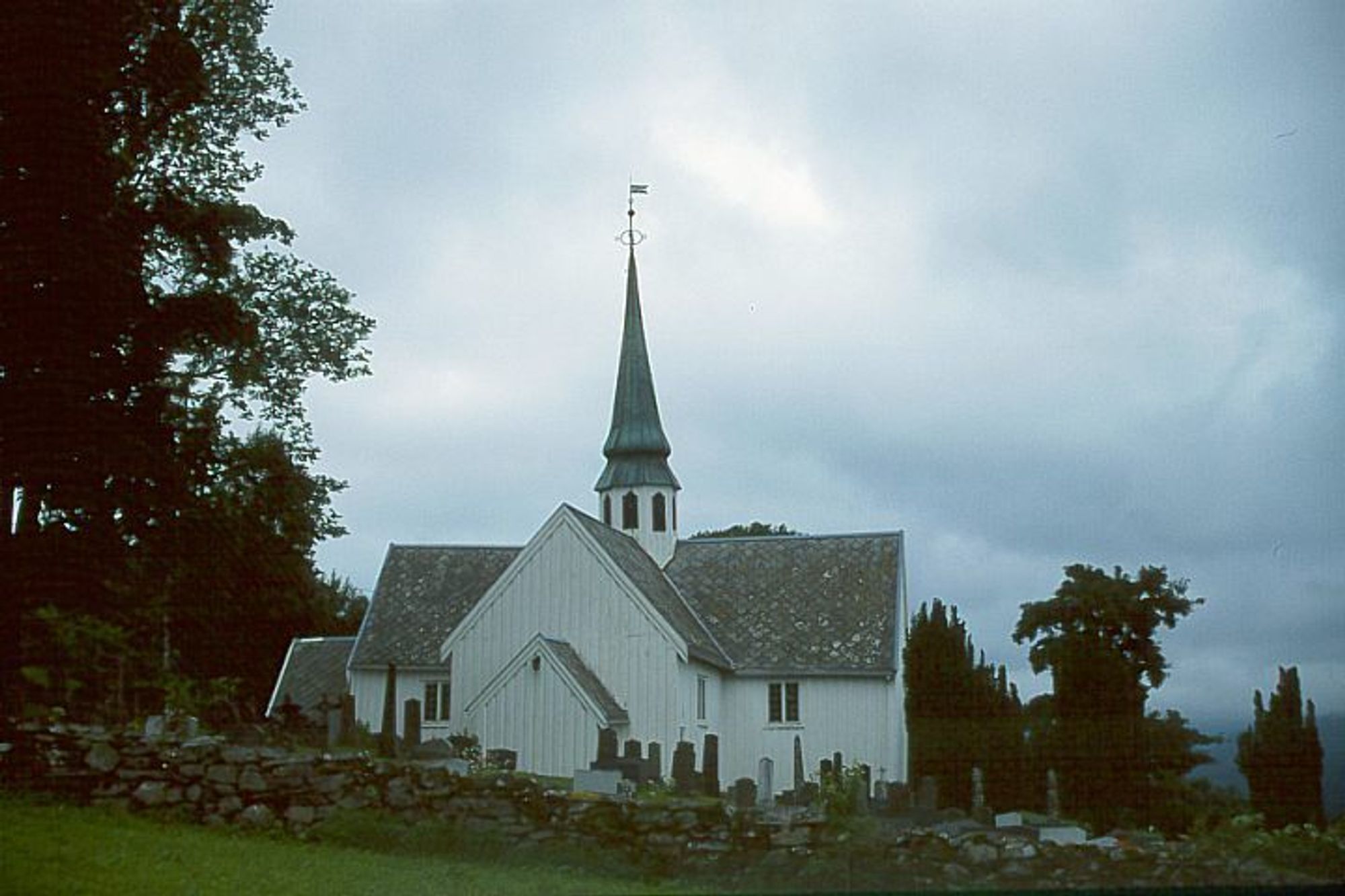 STØTTE: Regjeringen vil gi ekstra støtte til å renovere slitne kirker. Bildet viser Halsa krike i Møre og Romsdal.