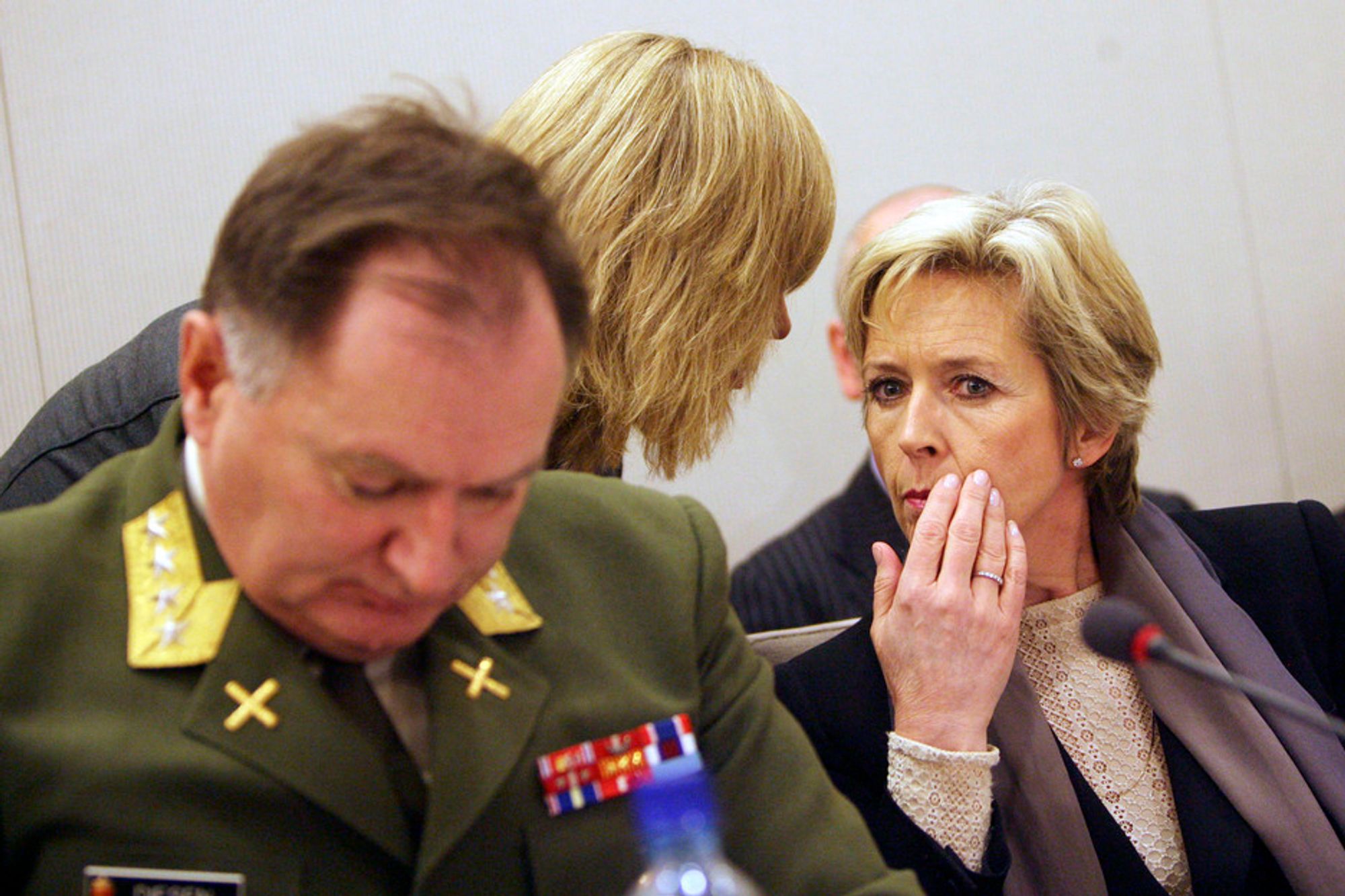Forsvarssjef Sverre Diesen og forsvarsminister Anne-Grete Strøm-Erichsen skal heretter utlyse alle militære innkjøp over 1 million euro i EU-systemet.