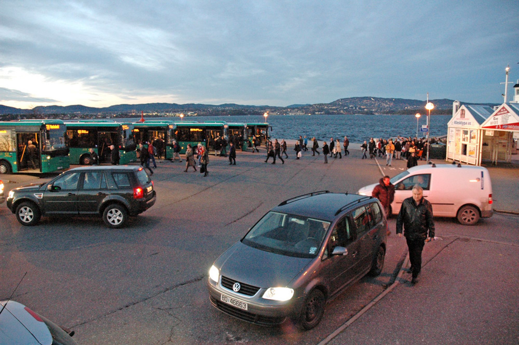 Reguleringen av bryggeterminalen på Nesoddtangen er ikke imponerende. Busser, biler og gående i en salig blanding preger området hver gang en ferge har sluppet sin last. Innen mai 2009 er terminalen bygd helt om.