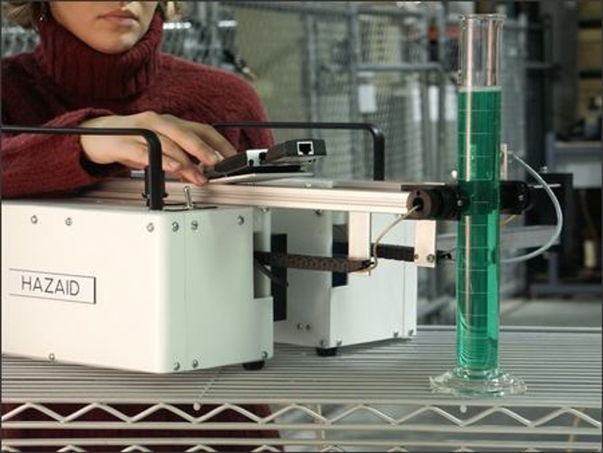 Forskere ved Pacific Northwest National Laboratory har utviklet apparatet Hazaid for amerikanske tollmyndigheter. Nå kan oppfinnelsen bli nyttig i jakten på bombematerialer. Ved hjelp av ultralyd og målinger av lydens hastighet gjennom væske, kan væskens oppbygging beskrives.