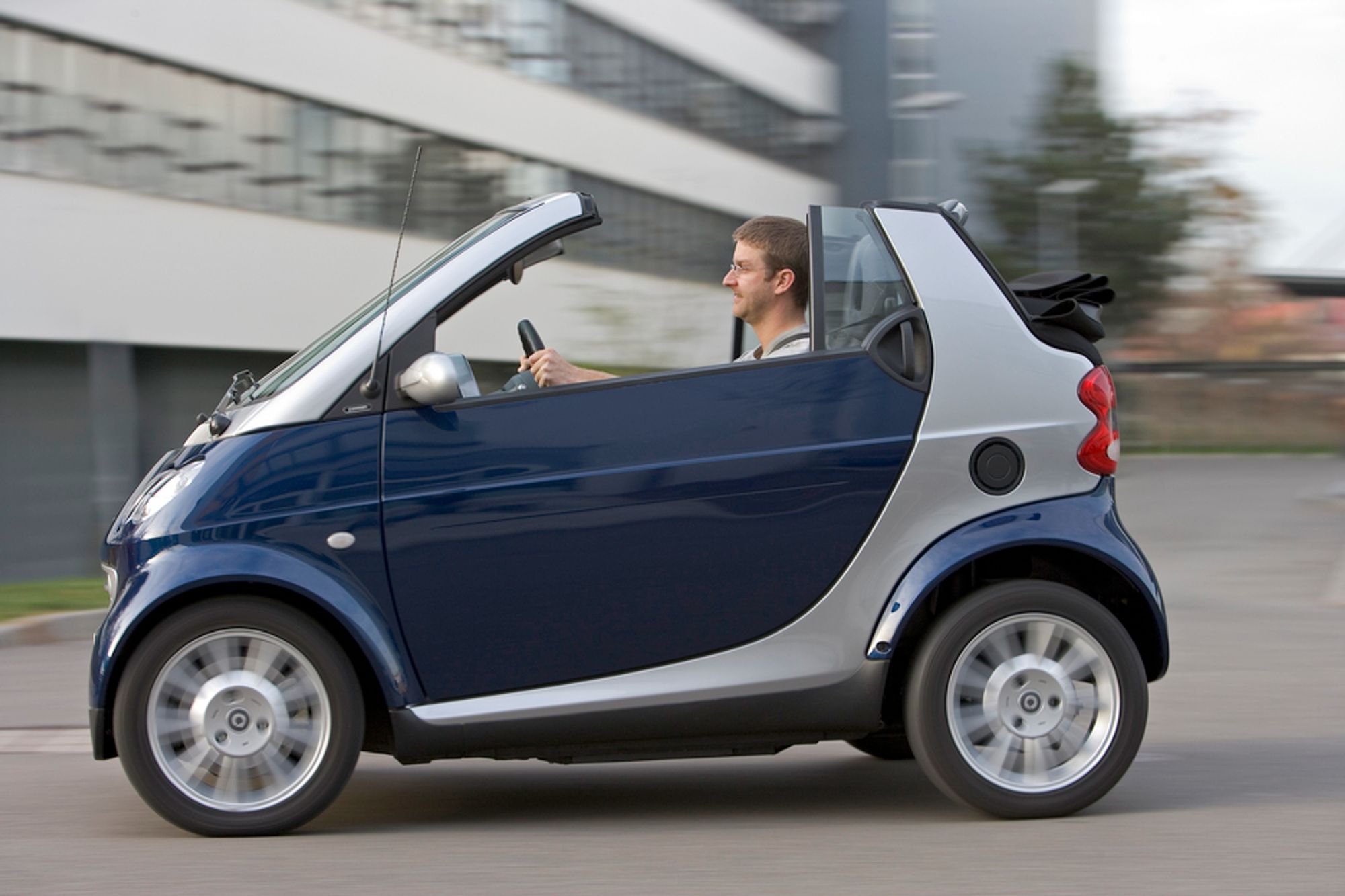 DaimlerChrysler eier Smart, som lanserte modellen Fortwo på bilmessen i London den 19. juli.