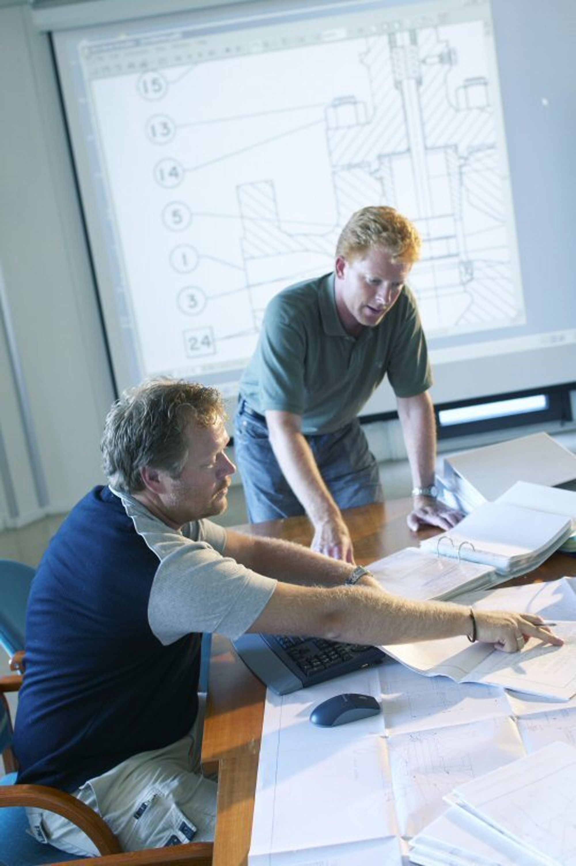 Prosjketingeniører i engineering- og prosjektsamarbeid på tvers av firma- og fagområder.