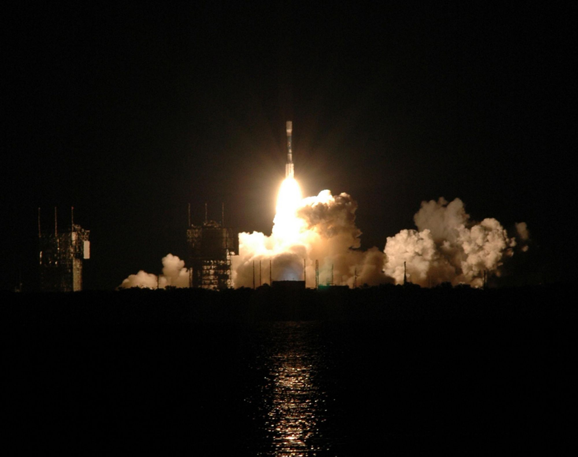 Klokken 02:52 løfter Delta II, med de to STEREO-satellittene, fra utskytingsrampe 17-B ved Cape Canaveral Air Force Station / Kennedy Space Center, Florida.