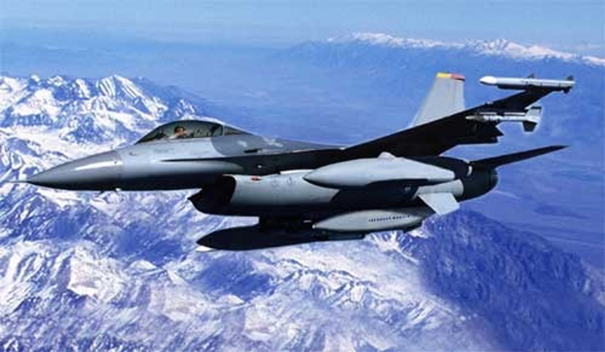 SKARPERE: Ny teknologi gjør Norges aldersstegne F-16 kampfly litt skarpere i den spisse enden, nå som vi kjøper amerikansk JDAM-system med styrte bomber.