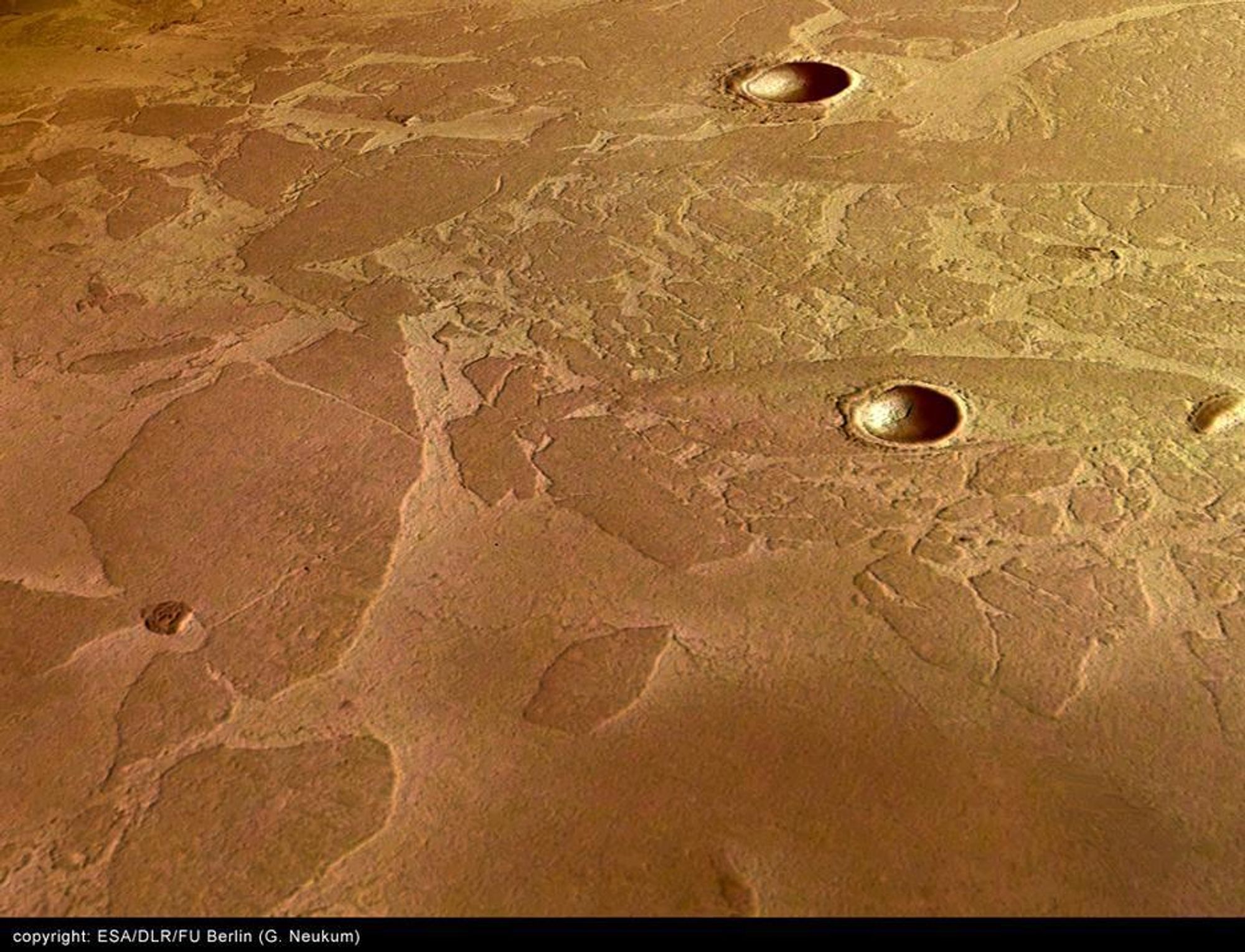 MARS EXPRESS: Sonden har levert mage bilder fra Mars. På dette Mars Express bildet fra mars 2005 av Elysium Planitia like nord for 
Mars´ ekvator ser det ut som isflak en gang har drevet rundt på en 
innsjø.