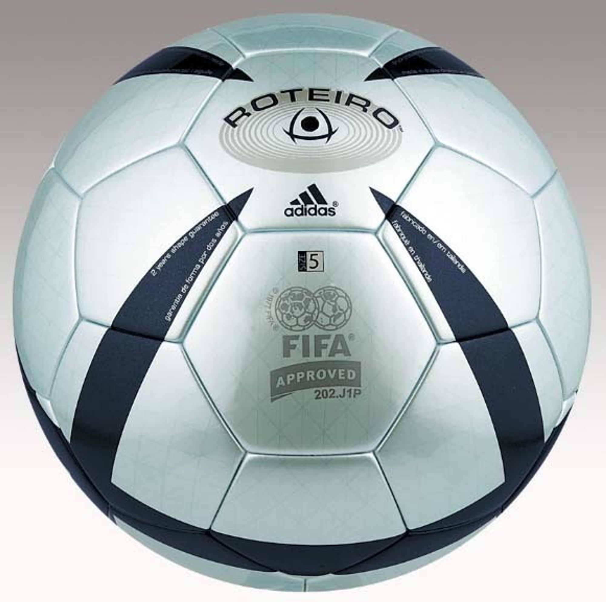INGEN SMART BALL: Tyske Adidas skal også levere ballene til VM i år, men det blir den uintelligente typen som denne.