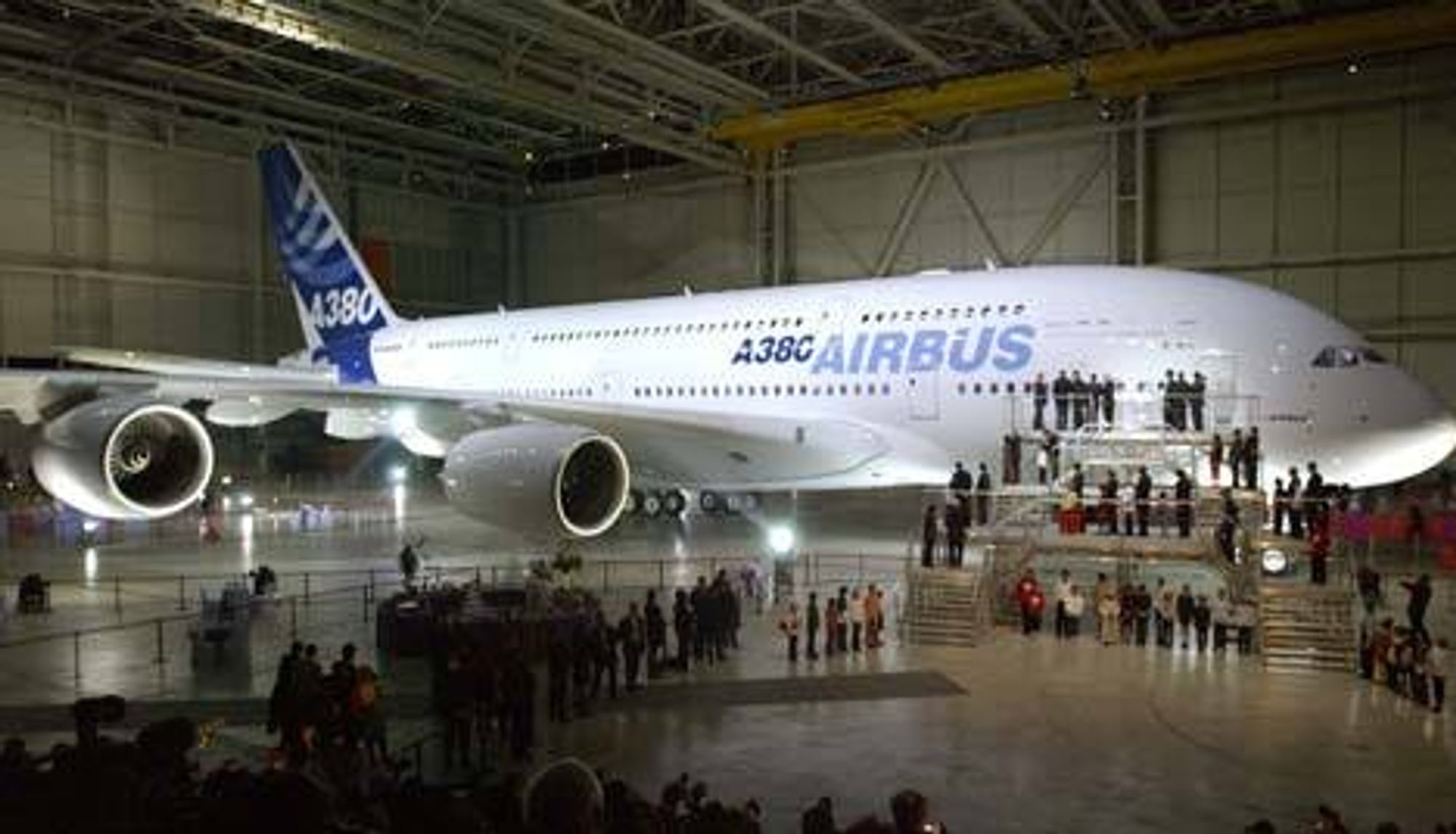 Airbus A380 ble offisielt avduket tirsdag 18. januar 2005. Da var det allerede kommet bestilling på 149 fly, derav 15 til &quot;budfirmaer&quot;.