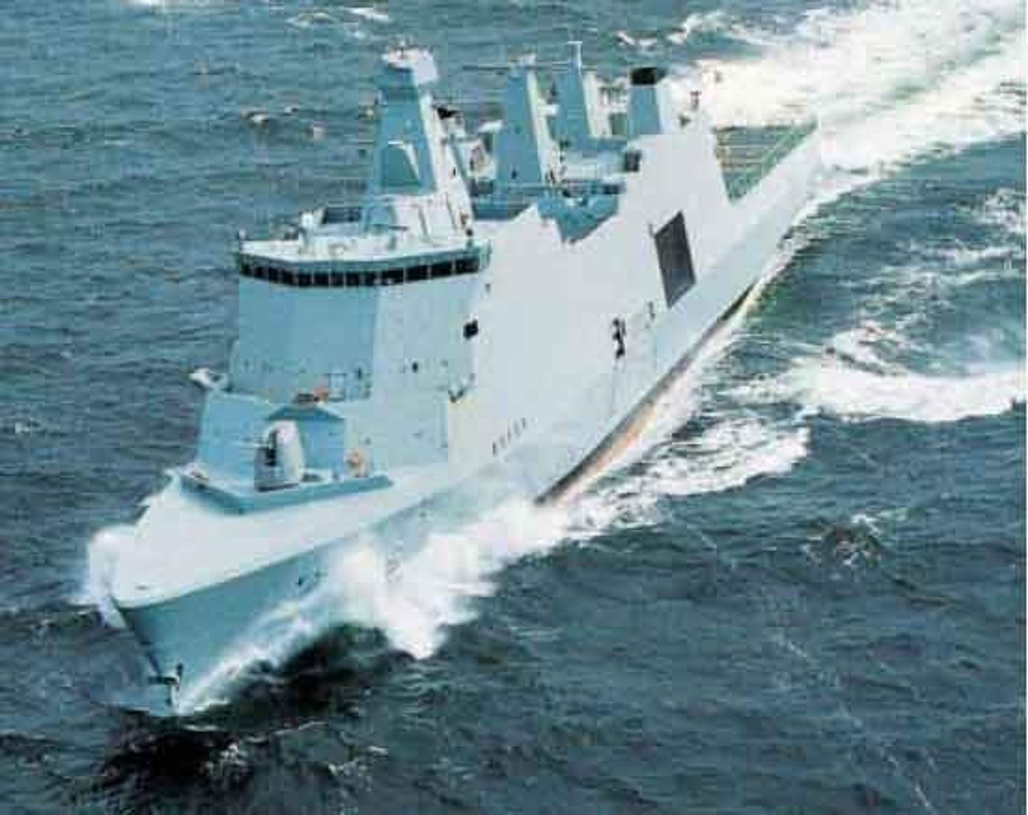 SPRAKK: Den nye danske fregatten Absalon måtte nylig inn til reparasjon: Ballasttankene var feilkonstruert og vibrerte i stykker da maskinene gikk. FOTO SØVÆRNET