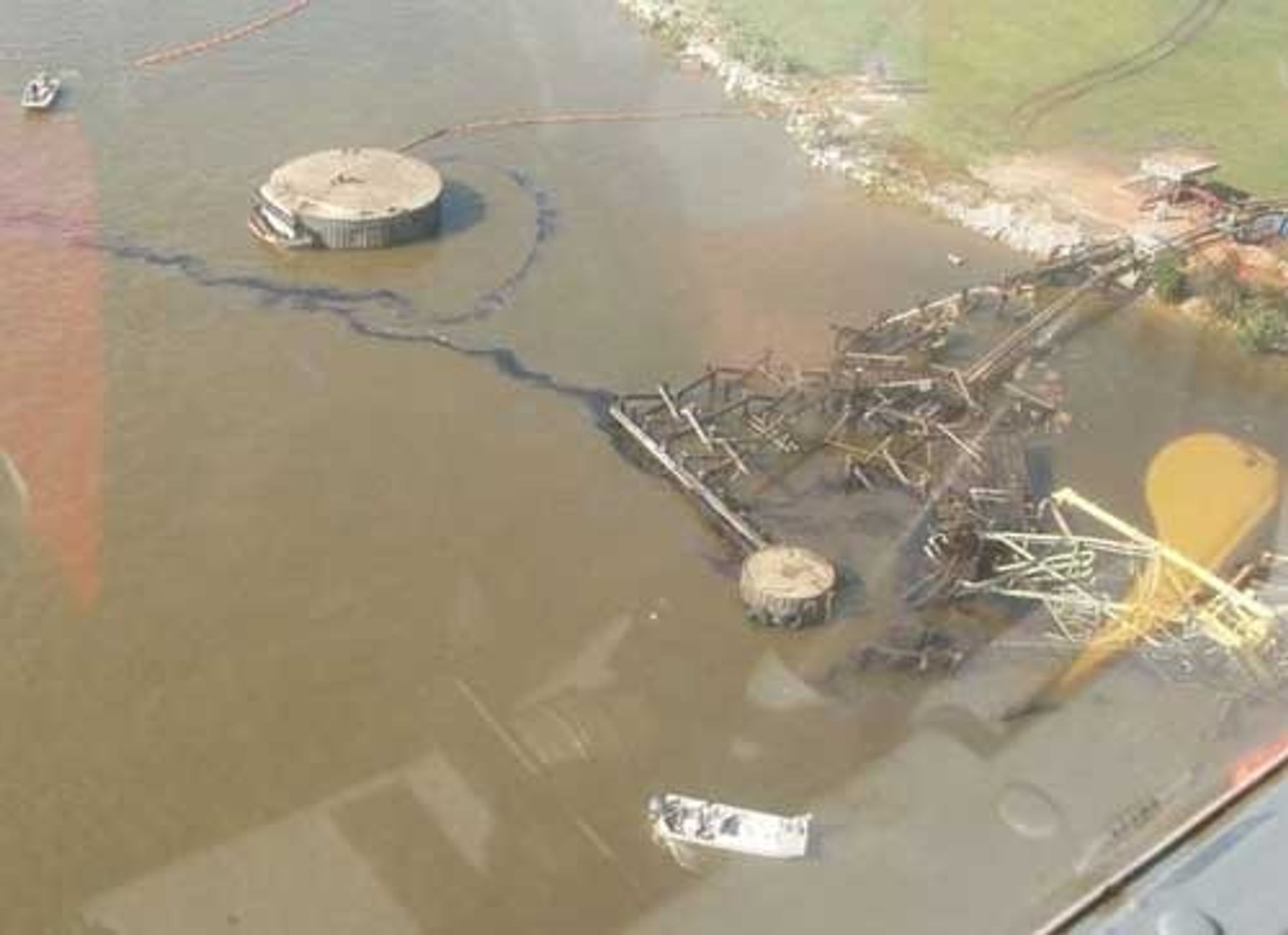 EPA flyr over anlegg der det kan være fare for forurensing. Her inspiserer EPA en oljeterminal ved kysten av Alabama/Mississippi.