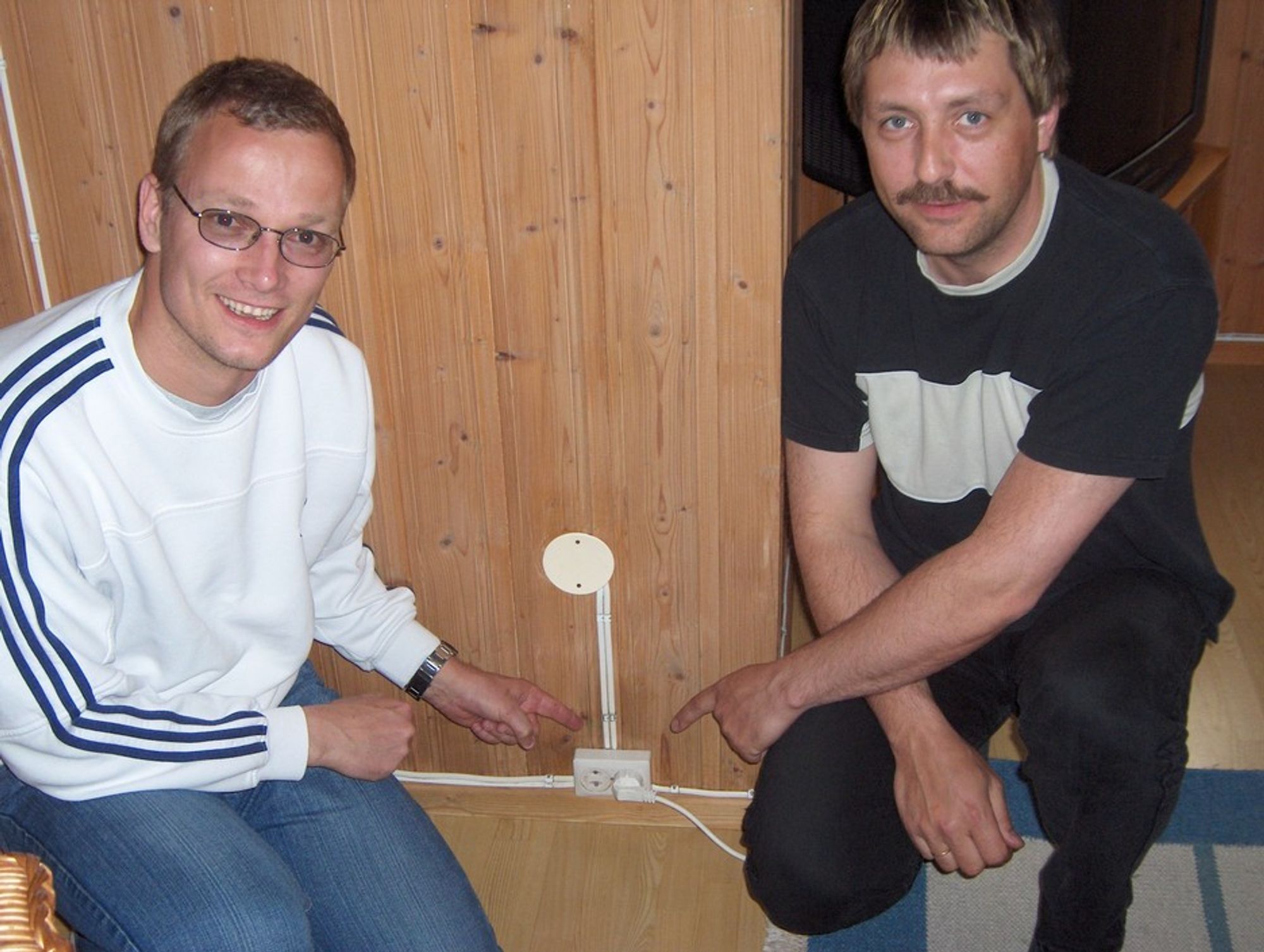 MOT BRANN:Gründere Roger Middelhuis (t.v.) og Bjørn Høibråten har patentert stikkontakter med termobryter. Dette kan redusere faren for brann.