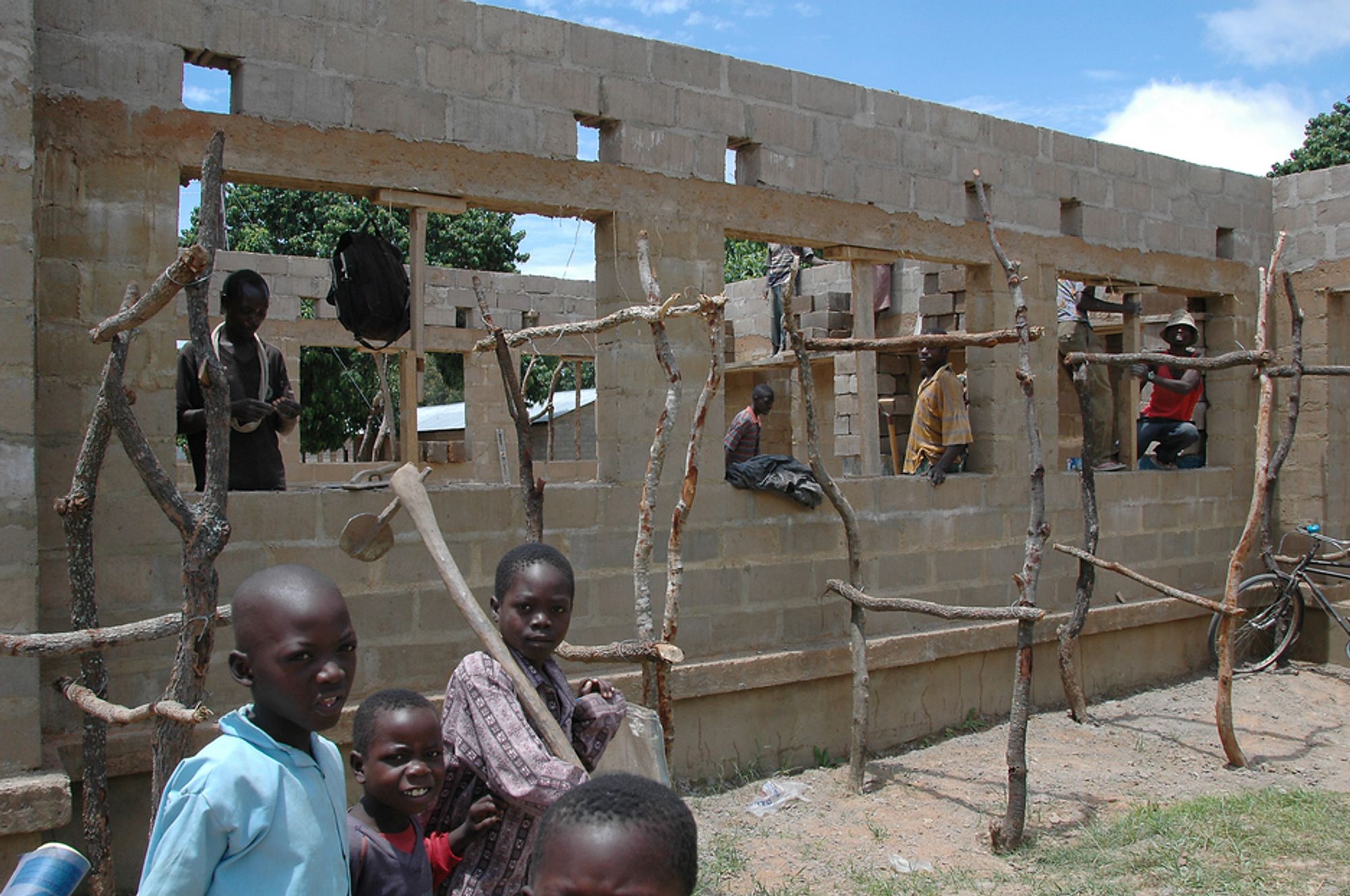 SATSER PÅ KUNNSKAP: Afrikanske myndigheter skjønner nå betydningen av teknologisk utvikling. Her bygges et nytt skolebygg i Lubwe i Zambia.