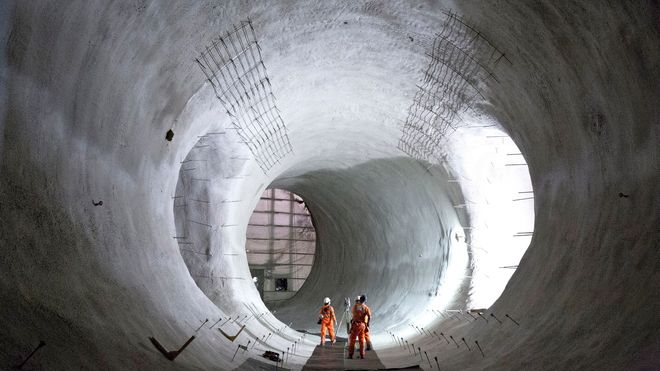 Her kjører toget i de splitter nye tunnelene under London