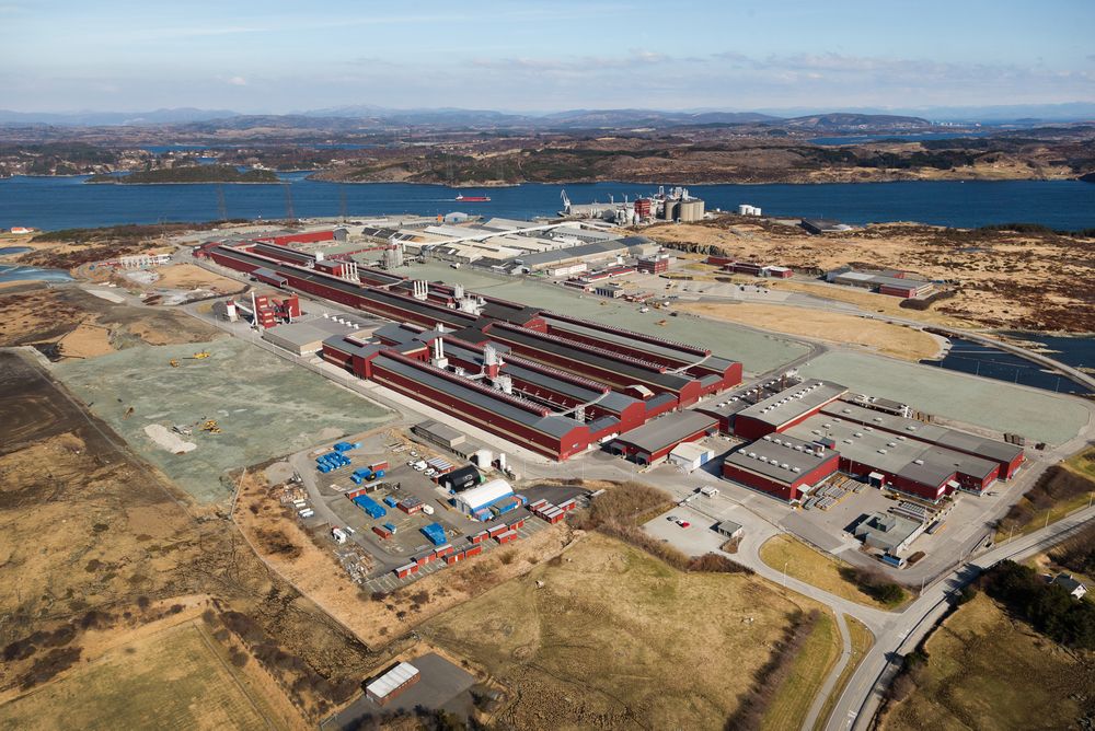 Hydro planlegger nytt fullskalaanlegg på Karmøy. For å sikre kraftforsyningen mens kraftnettet i området oppgraderes, ber Energi Norge myndighetene om å vurdere å bruke gasskraft fra Utsirahøyden som reserve.