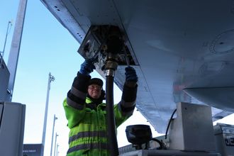 SAS, Lufthansa Group og KLM som har inngått avtale med Air BP om kjøp av totalt 1,25 millioner liter bio-jetfuel i 2016. Det er første gang flydrivstoffprodusenten leverer bio-jetfuel til et felles tankanlegg for hele flyplassen. 