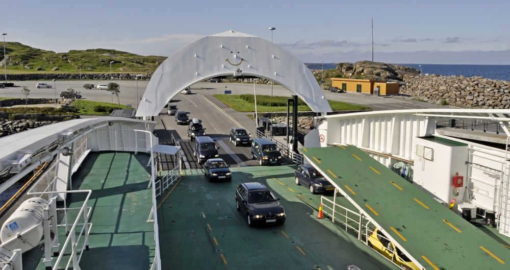 MF &quot;Stavangerfjord&quot; slipper biler ombord på Mortavika. Senest i 2019 får den avløsning av større båter. De som vil drive dem, må gi anbud innen 2. juni. (Foto: Anders Haakonsen).