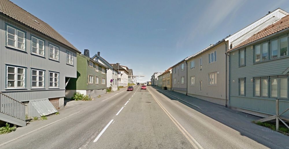 Fylkesveg 862 gjennom Tromsø sentrum er en av vegene som vinneren av driftskontrakten får ansvaret for. Mye skal skje hvis det ikke blir Mesta. (Foto: Google).