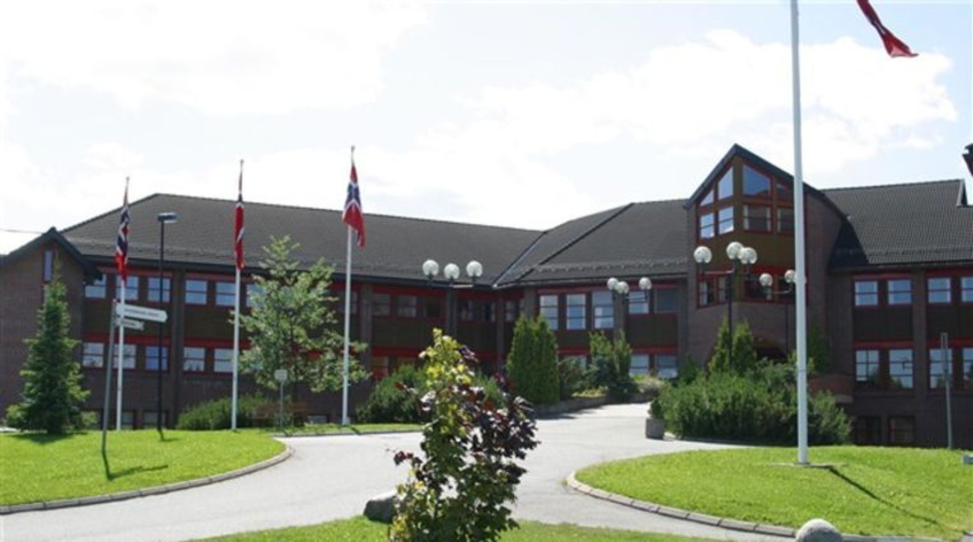 I Rælingen kommune i Akershus går rådhus og videregående skole i ett. Fellesbygget huser dessuten også NAV, helsesenter med fysikalsk institutt, bibliotek, legesenter, den offentlige tannehelsetjenesten samt møterom, og gir plass til 750 arbeidsplasser.Fylkeskommunen vil ha bedre mobildekning innendørs, men kommunen ønsker ingen basestasjon ved bygget.