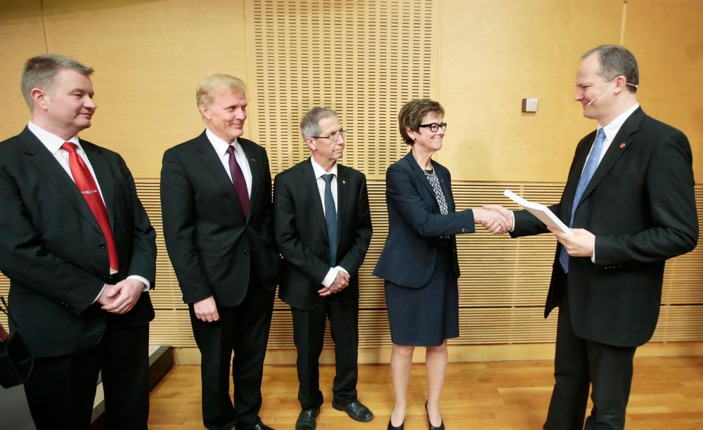 Samferdselsminister Ketil Solvik-Olsen (t.h.) sammen med jernbanedirektør i Jernbaneverket Elisabeth Enger, f.v. Terje Moe Gustavsen vegdirektør og øverste leder for Statens vegvesen, administrerende direktør Avinor Flysikring AS Dag Falk-Petersen og kystdirektør i Kystverket Arve Dimmen.