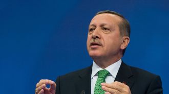 Tyrkias statsminister Recep Tayyip Erdogan på talerstolen.