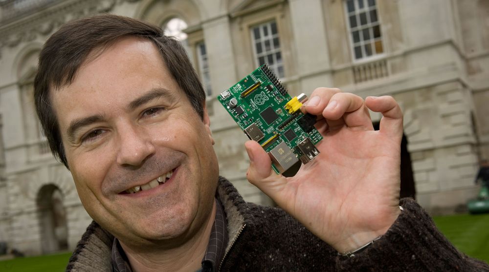 TO MILLIONER: David Braben fra Raspberry Pi Foundation kan konstatere at stiftelsens miniatyr-pc er en enorm suksess. Den britiske utvikleren er ellers mest kjent for å ha skapt spillklassikeren Frontier Elite på 1980-tallet sammen med Ian Bell.