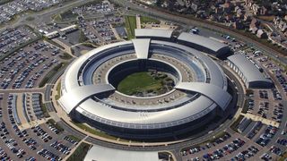 Tidligere sjef for britisk etterretning var i Oslo og hyllet britenes nye spionlov. – IT-gigantene må dele mer med myndighetene
