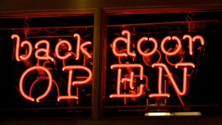 Neonlys som viser teksten "backdoor open".