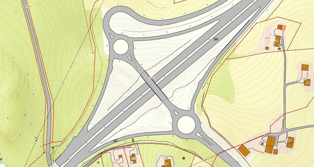 Det er rampene mot den øverste rundkjøringen som skal legges om. Bilene som kommer inn i denne fra brua over E18, har forkjørsrett. Når mange biler må vente på rampen fra E18, forplanter køen seg inn på sørgående kjørebane.