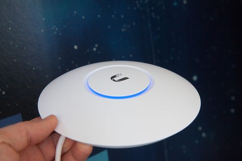 Husk at det allerede finnes gode semi-profesjonelle mesh-rutere på markedet fra før. Her er Ubiquiti Networks tungt representert med deres Unifi-dingser.