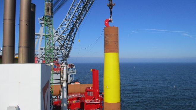 Her monterer Statoil det første fundamentet i ny gigant-havvindpark