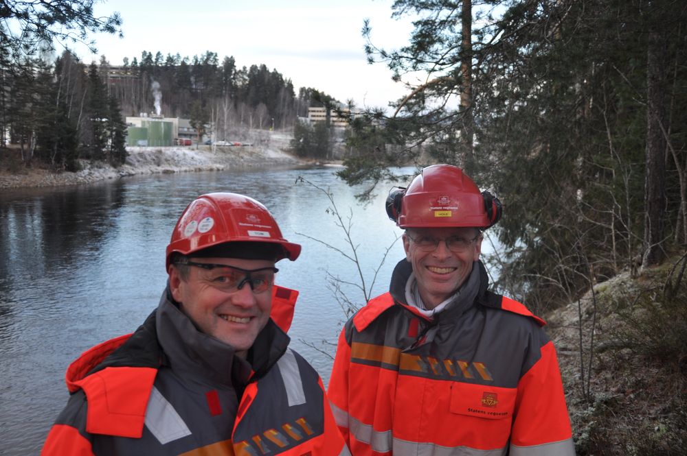Prosjektleder E134 Damåsen-Saggrenda Tom Hedalen og byggeleder Myntbrua-Trollerudmoen Ola Håvard Hole, Statens vegvesen ved Lågen der ny bru skal bygges.