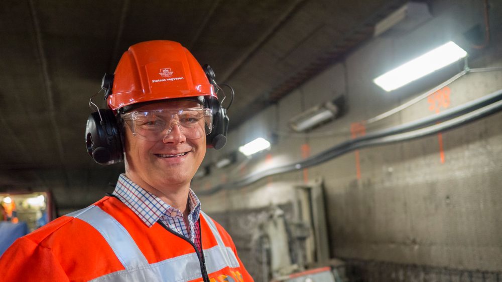 Samferdselsminister Ketil Solvik-Olsen er opptatt av Oslo-vegene, her fra inspeksjon av arbeidene i Smestad-tunnelen nylig.