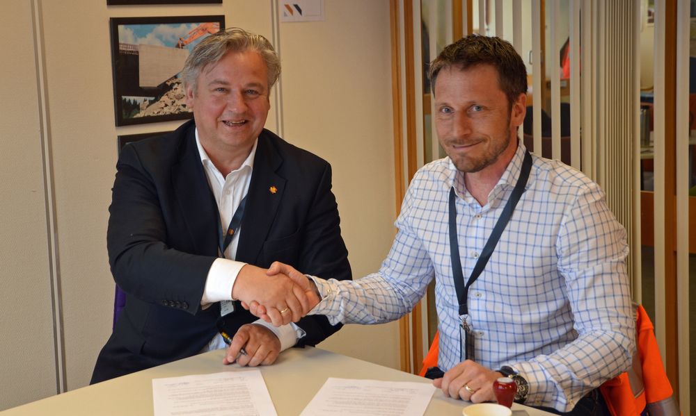 Bilde: Regionvegsjef Kjell Inge Davik skrev under kontrakt sammen med regiondirektør Stig Ingar Evje i Mesta i dag.