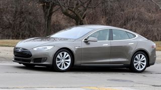 Tesla-eier ble kjørt til sykehus av bilen: Tror Autopilot reddet livet hans