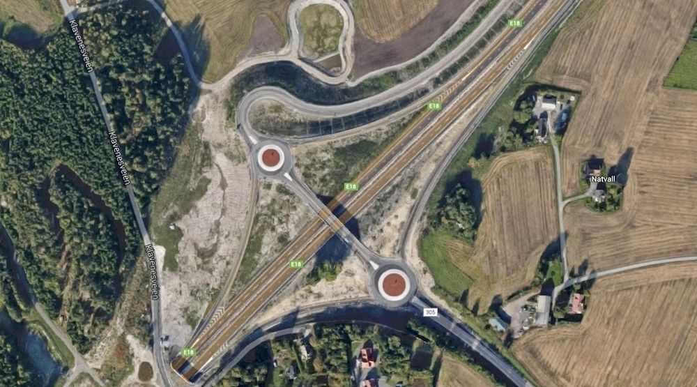 Køen oppstår i rundkjøringen øverst til venstre. Nå skal en 270 graders rampe løse problemene. Den blir trolig billigere enn ventet.