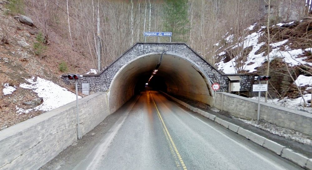 Den 621 meter lange Høgenheitunnelen var den lengste tunnelen på E18 mellom Oslo og Arendal da den ble åpnet i 1962. Etter 54 års tjeneste må den oppgraderes. Anbudsfristen er 26. mai. (Foto: Google)