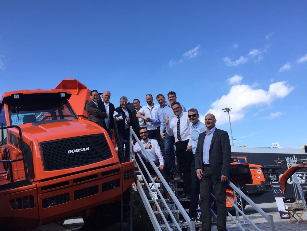 En mannsterk delegasjon med representanter fra Hæhre, Doosan og den norske forhandleren Rosendal Maskin.