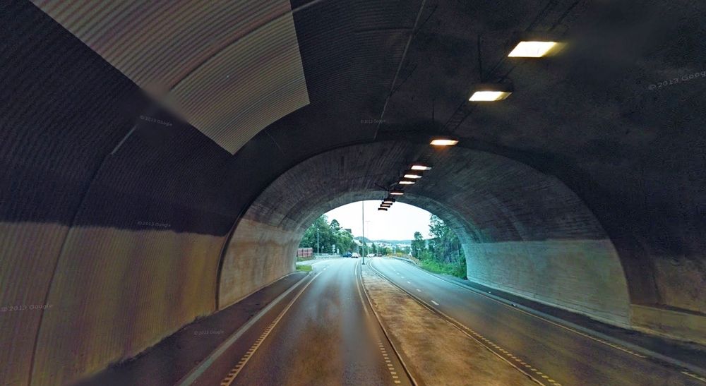 Det gamle aluminiumshvelvet er overmodent for utskifting. Bildet viser østre tunnelåpning og hvelvet innenfor. De som vil erstatte hvelvet med PE-skum, må gi anbud innen 27. mai.