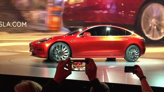 Tesla åpnet for reservasjon av Model 3 da bilen ble lansert i fjor.