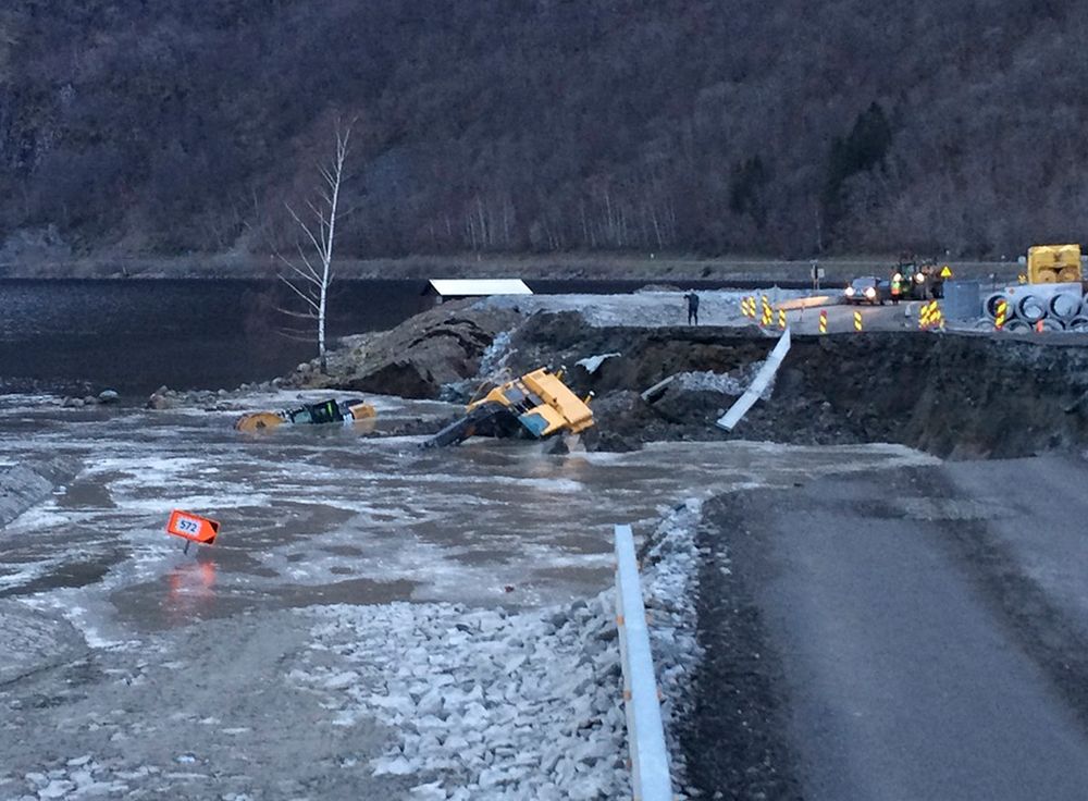 Onsdag kveld seg 200 meter av riksvei 13 mellom Granvin og Voss ut i vannet. To maskiner forsvant, men ingen personer ble skadd.