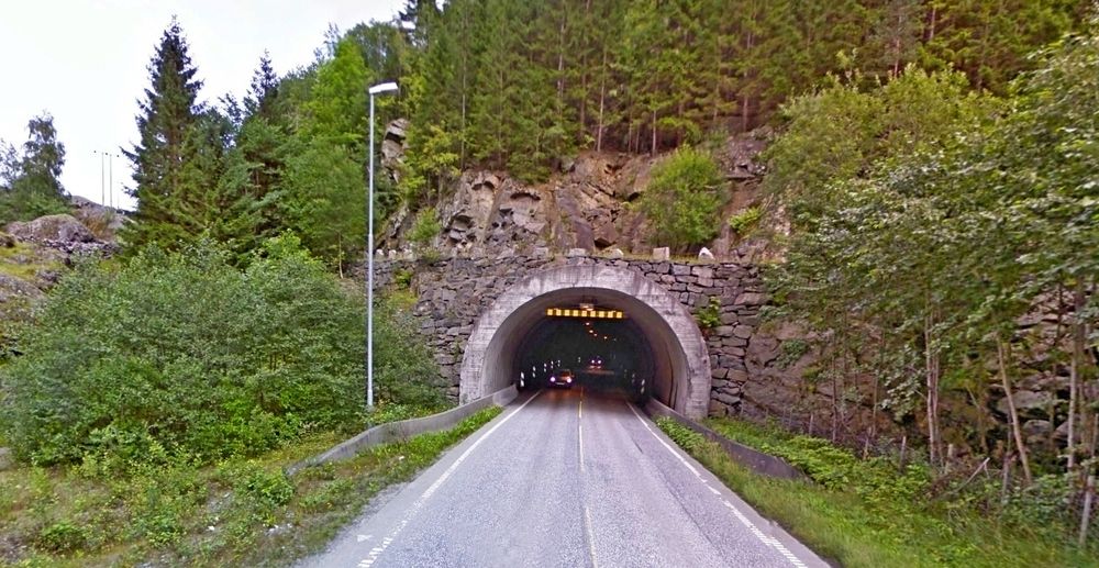Dette er vestre portal til Gudvangatunnelen som ligger i Aurland kommune. Flage Maskin fra nabokommunen Voss leder konkurransen om å få oppgradere den.