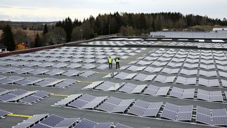 På taket av Norges største fryseboks var det nylig montert 2588 solcellepanel.
