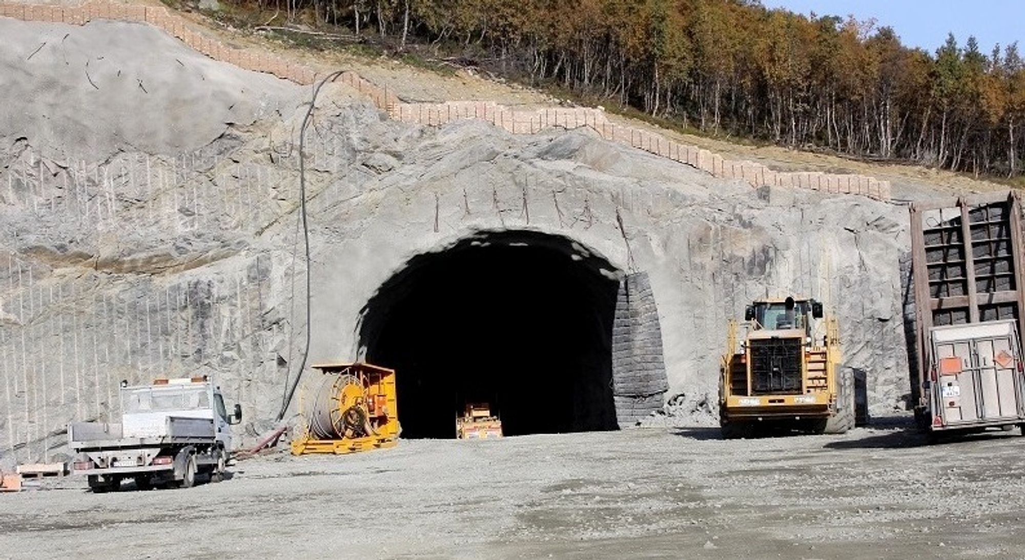 27. oktober i fjor var det gjennomslag i den 5 770 meter lange Filefjelltunnelen. De som vil levere og montere det elektriske anlegget, må gi anbud innen 13. juni. Bildet viser vestre påhugg.