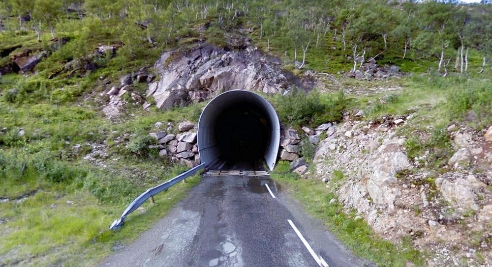 De karakteristiske portalene av platehvelv i hver ende av Sifjordskaret tunnel vil bli beholdt, men mellom dem blir det total fornyelse. Bildet viser søndre portal.