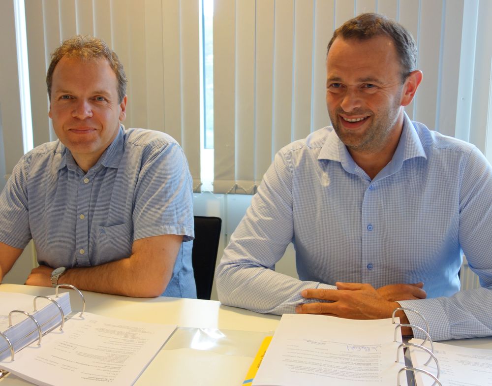 Kontrakten skrives under av Kato Risa, regionleder Jæren fra Risa AS (t.h.)og prosjektleder Jan Helge Egeland fra Statens vegvesen (t.v.)
