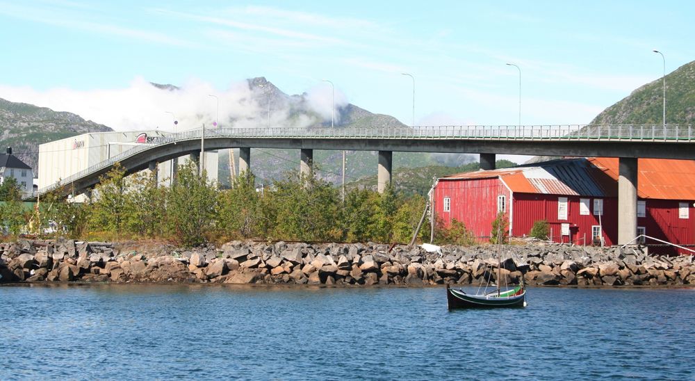 Svinøybrua er et kjent landemerke i Svolvær. Den er i forbausende god stand etter 52 års bruk, men nå trenger den rehabilitering.