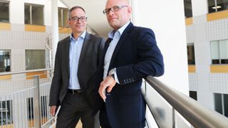 SAP-sjefene Per Haakon og Stefano leser kommentarene: – Det er folk som ikke vet hva vi driver med