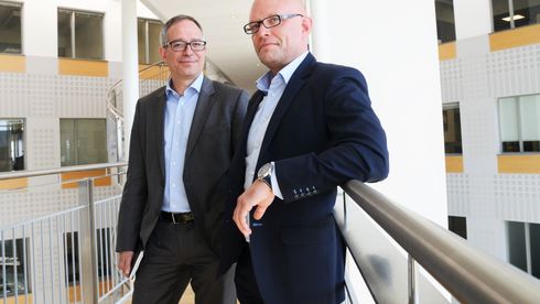SAP-sjefene Per Haakon og Stefano leser kommentarene: – Det er folk som ikke vet hva vi driver med