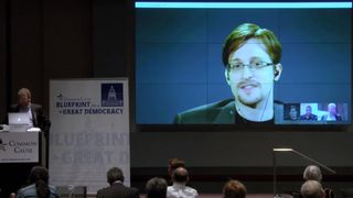 Snowden hevder at FBI ikke trenger hjelp fra Apple