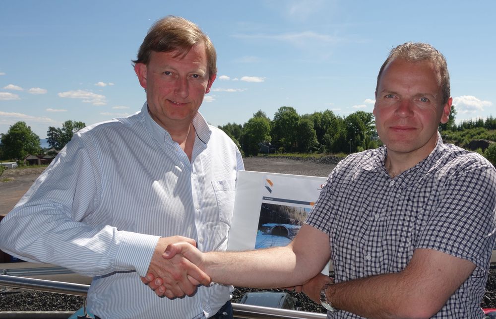 Administrerende direktør i One Nordic kraftmontasje AS Oddgeir Anundsen (t.v.) og prosjektleder Jan Helge Egeland er fornøyd med inngåelse av kontrakten for rehabilitering av tunelene i nordre Vestfold.